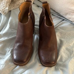 Crown Vintage short boots. Brown leather. Chunky Heel. 8.5 Almost New.